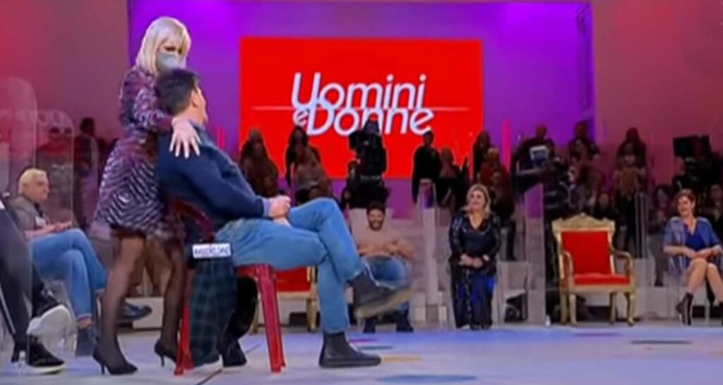 Uomini e Donne tra balli erotici e sguardi ammiccanti