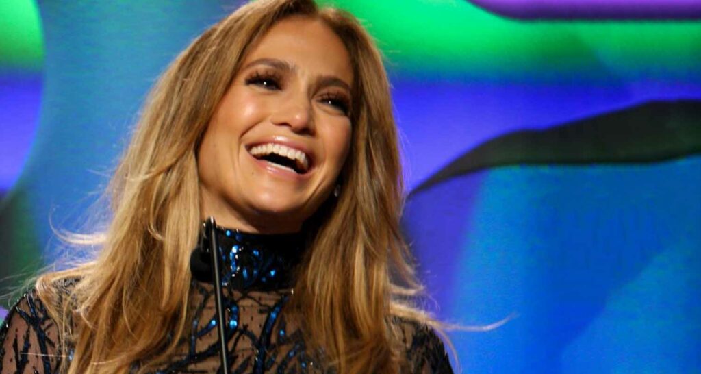 Jennifer Lopez a quasi 53 anni incredibile il suo effetto