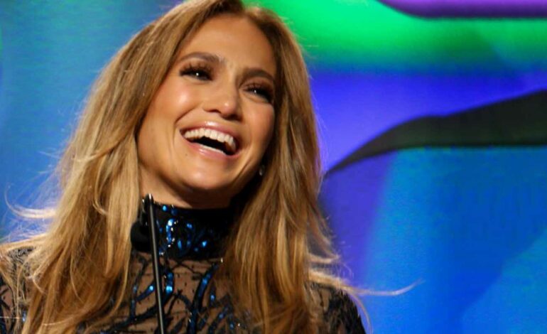 Jennifer Lopez a quasi 53 anni incredibile il suo effetto